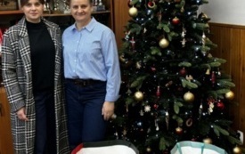 ZDJĘCIE ORGANIZATORKI ZBI&Oacute;RKI Z DYREKTOR DOMU DZIECKA W DĄBR&Oacute;WCE
