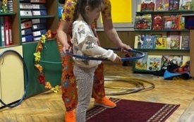 DZIEWCZYNKA KRĘCI HULA HOP