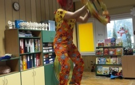 ŻONGLERKA Z KOŁEM HULA HOP