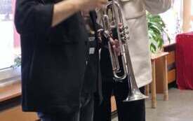 PAN WITEK PREZENTUJE TRĄBKĘ, OMAWIA BUDOWĘ INSTRUMENTU