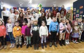 PAMIĄTKOWE ZDJĘCIE GRUPOWE ZAJĄCZK&Oacute;W Z UCZNIAMI SP12