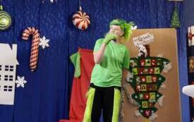 GRINCH NA SCENIE