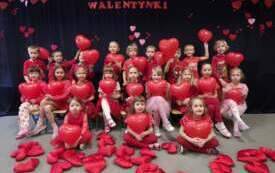 ZDJĘCIE GRUPOWE Z BALONAMI W ZAJĄCZKACH I BIEDRONKACH