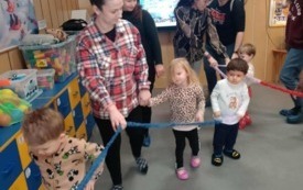 ZABAWA Z GUMĄ SENSORYCZNĄ