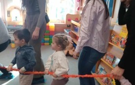 ZABAWA Z GUMĄ SENSORYCZNĄ