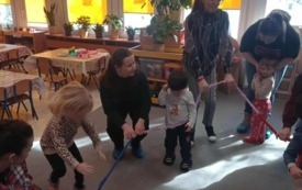 ZABAWA W KOLE Z GUMĄ SENSORYCZNĄ