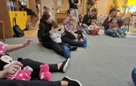 ZABAWA W KOLE Z GUMA SENSORYCZNĄ