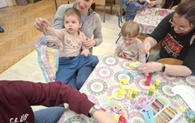 DZIECI WSP&Oacute;LNIE Z RODZICAMI WYKONUJĄ PRACĘ PLASTYCZNĄ