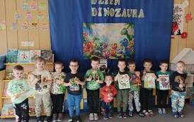 Dzieci z grupy Motylk&oacute;w pozują do zdjęcia