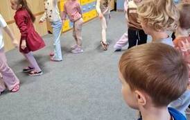 Dzieci z grupy Zajączk&oacute;w biorą udział w zabawie ruchowej