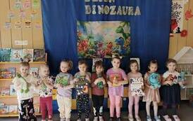 Dzieci z grupy Motylk&oacute;w pozują do zdjęcia