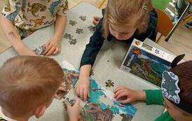 Dzieci z grupy Biedronek układają puzzle