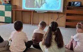 Dzieci z grupy Zajączk&oacute;w oglądają film edukacyjny