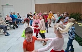 Dzieci tańczą podczas występu