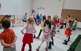 Dzieci tańczą podczas występu
