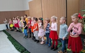 Dzieci występują przed publicznością