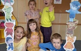 Dzieci pozują do zdjęcia w Czuciakowej fotobudce
