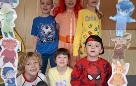 Dzieci pozują do zdjęcia w Czuciakowej fotobudce