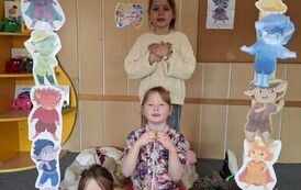 Dzieci pozują do zdjęcia w Czuciakowej fotobudce