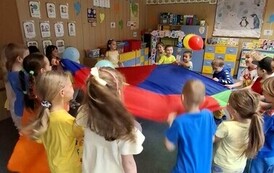 Dzieci biorą udział w zabawie