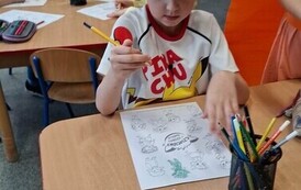 Dzieci kolorują kolorowanki
