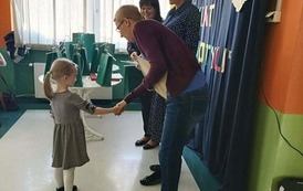Dziewczynka odbiera nagrodę za pracę konkursową