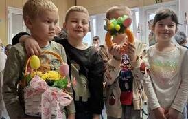 Dzieci pozują do zdjęcia
