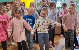 Dzieci biorą udział w zajęciach
