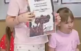 Dziewczynka pozuje do zdjęcia