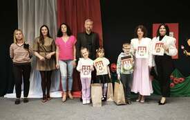 LAUREACI I ORGANIZATORZY KONKURSU HERB ZGIERZA CZUJĘ PLACAMI ORAZ  PRZYDENT MIASTA ZGIERZA ORAZ ZASTĘPCA NACZELNIKA WYDZIAŁU EDUKACJI I MŁODZIEŻY W ZGIERZU 