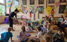 Dzieci biorą udział w zajęciach