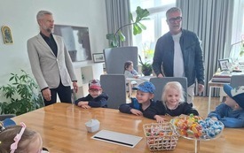 PREZYDENT ORAZ NACZELNIK WYDZIAŁU EDUKACJI I MŁODZIEŻY CIERPLIWIE ODPOWIADAJA NA PYTANIA PRZEDSZKOLAK&Oacute;W