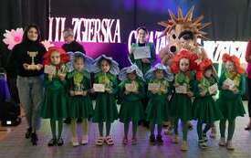 ZDJĘCIE GRUPOWE - ZAJĄCZKI, DYREKCJA, WYCHOWAWCZYNI ORAZ PROWADZĄCA GALĘ