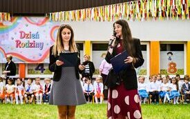 PROWADZĄCE PIKNIK RODZINNY PANI EMILIA I PANI KINGA - GRUPA ZAJĄCZKI