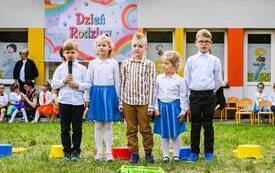 WIEWI&Oacute;RKI RECYTUJĄ WIERSZE DLA RODZIC&Oacute;W