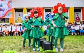 DZIEWCZYNKI Z GRUPY ZAJĄCZKI PREZENTUJĄ UKŁAD TANECZNY FLOWERS