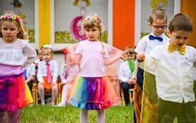 WZRUSZAJĄCY TANIEC Z CHUSTKAMI - MOTYLKI