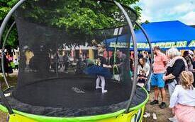 ZABAWY NA TRAMPOLINIE
