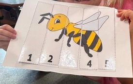 DZIEWCZYNKA POZUJE Z KARTĄ PRACY
