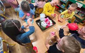 WIEWI&Oacute;RKI Z OKAZJI DNIA DZIECKA WYKONUJĄ PRACĘ PLASTYCZNĄ