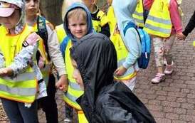 Dzieci zwiedzają zoo