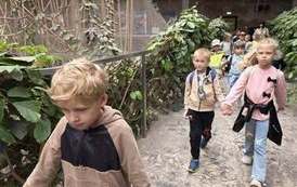Dzieci zwiedzają zoo