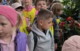 Dzieci zwiedzają zoo