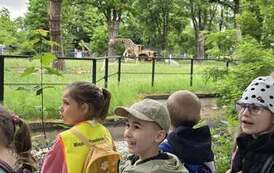 Dzieci zwiedzają zoo