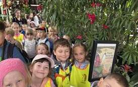 Dzieci zwiedzają zoo