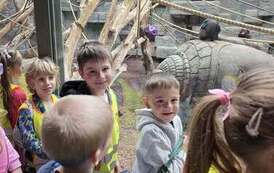 Dzieci zwiedzają zoo