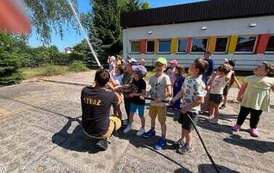 Dzieci biorą udział w pokazach Strażak&oacute;w