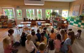 Dzieci oglądają film edukacyjny