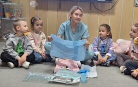 PANI ELA OPOWIADA PRZEDSZKOLAKOM NA CZYM POLEGA PRACA HIGIENISTKI STOMATOLOGICZNEJ