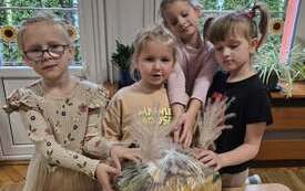 DZIEWCZYNKI PREZENTUJĄ PRACĘ PLASTYCZNO-TECHNICZNĄ - SOWA Z WYKORZYTSANIEM DAR&Oacute;W JESIENI